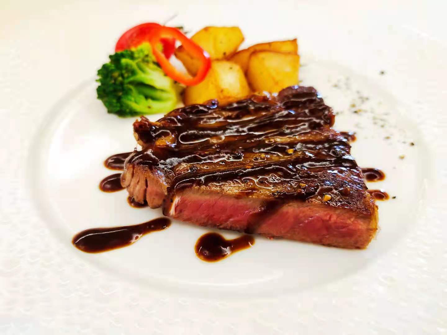 原價(jià)78元的牛排套餐只賣8.88元，吃起來(lái)就是個(gè)這？！